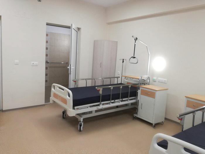Стаите са оборудвани с електрически болнични легла