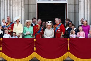 Елизабет II заедно с кралското семейство
СНИМКИ: РОЙТЕРС