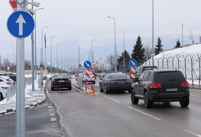 Паркингът или престоят на колата може да се платят и на излизане преди бариерите, но само с карта.