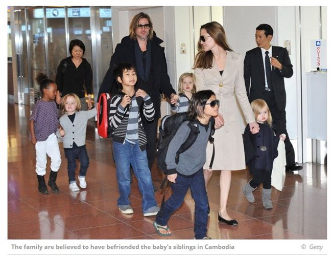 Анджелина Джоли и Брад Пит с шестте им деца; Факсимиле: вестник "Сън"