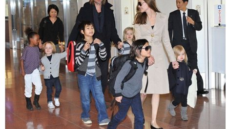 Анджелина Джоли и Брад Пит осиновяват още едно дете