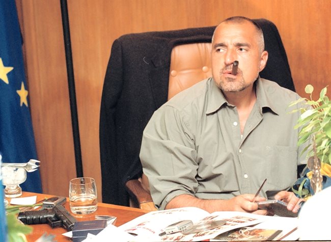 На 13 юли 2002 г. генералът празнува рождения си ден в кабинета си в МВР.