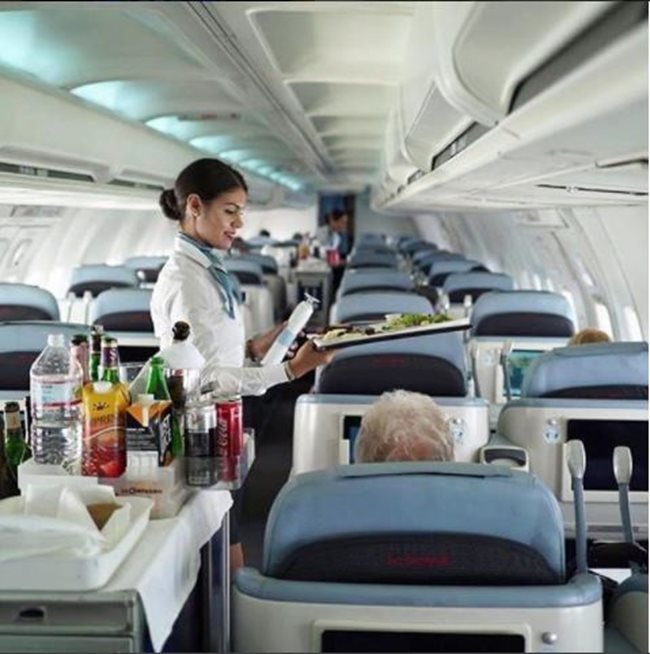 Френската авиокомпания „La Compagnie” облича своите стюардеси в къси панталонки и бели ризи
