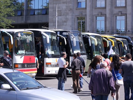 Автобуси блокират центъра на София с протестно шествие