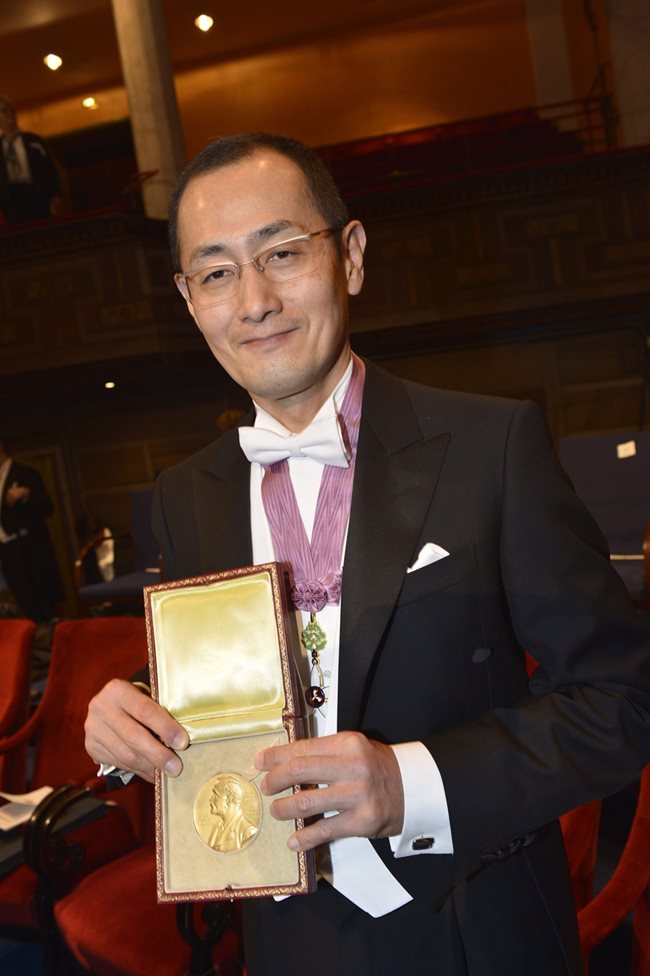 Проф. Яманака с Нобеловия приз по време на официалната церемония през 2012 г.