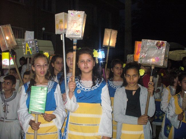 В тазгодишното шествие със запалени фенери по улиците на гълъбовското село Обручище се включиха около 40 ученици.
