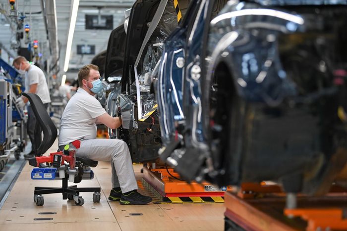 На 5 юли германската автомобилна индустрия в понеделник намали прогнозата си за растеж на производството през тази година, тъй като производителите се борят с прекъсванията на веригата на доставки.