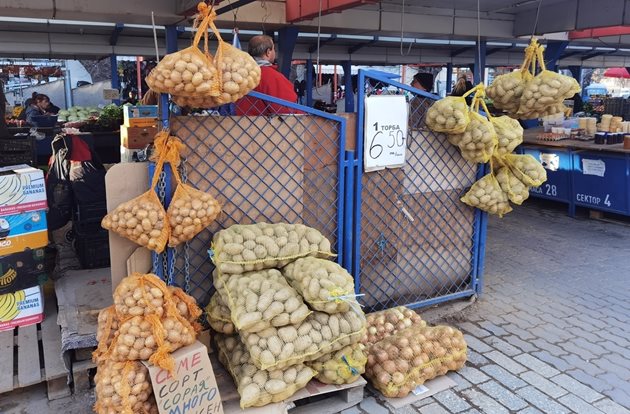 Пресни картофи през февруари, отгледани в оранжерии, се продават на много високи цени на пазара.
СНИМКА: ЙОРДАН СИМЕОНОВ