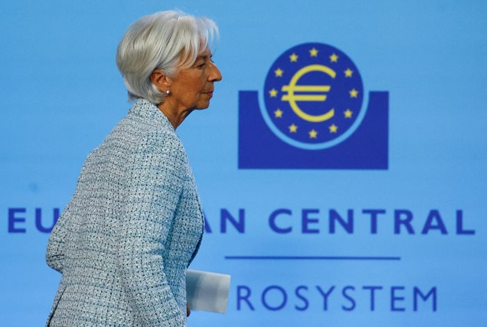 Шефката на ЕЦБ Кристин Лагард обяви на пресконференция на 6 юни първото сваляне на лихвите от 4 години сама.

СНИМКА: РОЙТЕРС