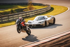 Най-новият супер мотор KTM 1390 SUPER DUKE GT. Снимка: KTM