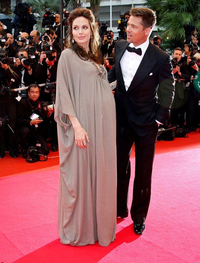 На филмовия фестивал в Кан през 2008 г. Анджелина обявява, че с Брад Пит очакват близнаци.