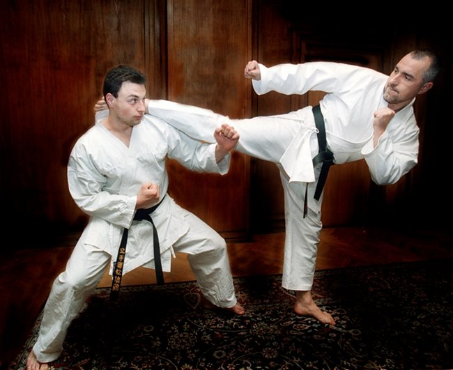 Борисов тренира таекуондо в кабинета си в МВР на 8 февруари 2002 г.