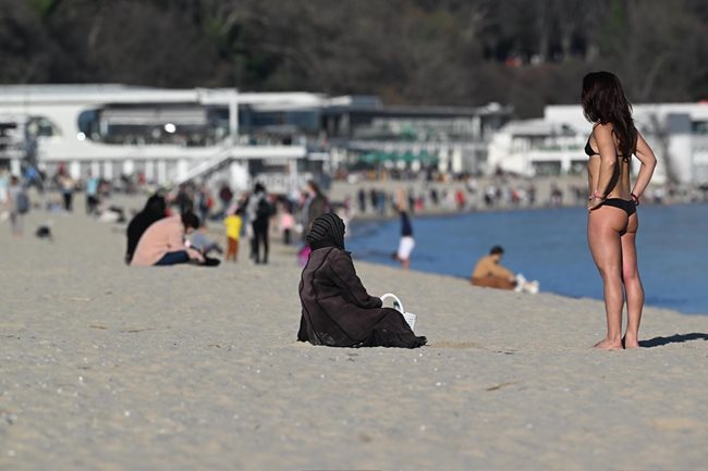 Слънцето и топлото време примамиха стотици варненци на плажа през втория ден на Рождество Христово. 
Снимка; Орлин Цанев