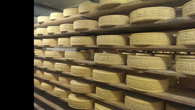 Според Ян Дирк р клиентите му плащат нетолкова и само за по-високото качество на сиренето Ремекер, а и за историята му