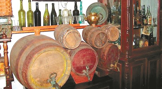 Вкиснато вино не се държи в помещението, изнася се веднага
