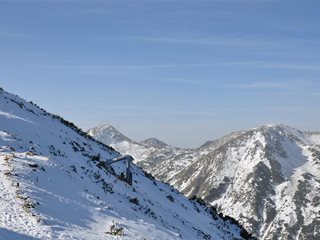 Жена загина, след като се блъсна с моторна шейна в планината над село Кремен