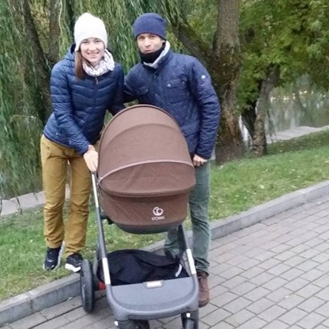 Дария и Оле разхождат малката Ксения през октомври в Минск.