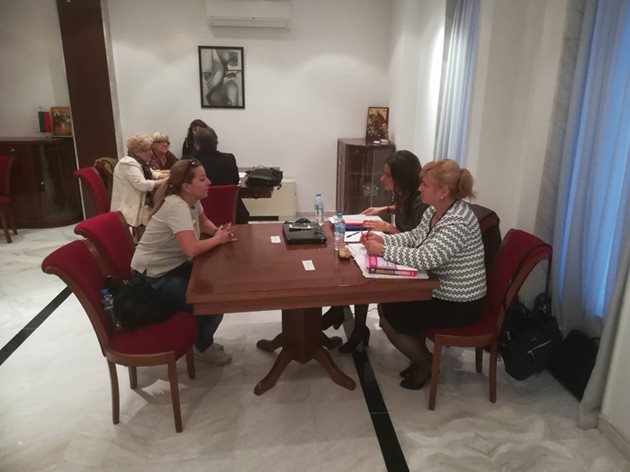 Експерти от НОИ консултират българите как да се пенсионират в Гърция.