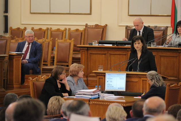 Здравният министър Кирил Ананиев и шефката на групата на ГЕРБ и на ресорната комисия Даниела Дариткова защитават бюджета за здраве.