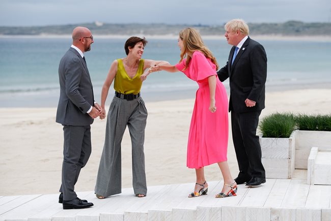 Британският премиер Борис Джонсън и съпругата му Кари посрещат семейство Мишел на британски плаж за срещата на Г-7, на която Амели Дербодренгиен впечатли с необичаен тоалет.