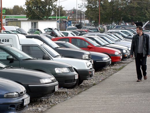 Идея: Забраняват вноса на автомобили над 20 г., вдигат данъците за всички стари коли