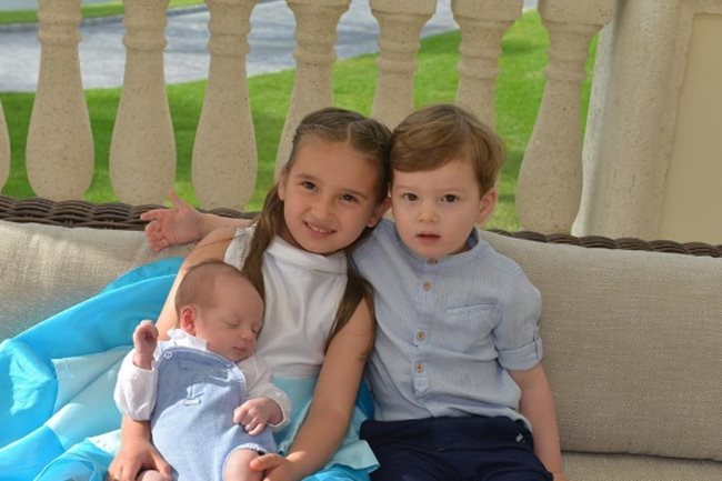 Арабела, Джоузеф и Тиодор, който се роди в края на март тази година