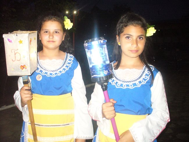 Шествието с фенерите оставя незабравими спомени за цял живот в децата на село Обручище