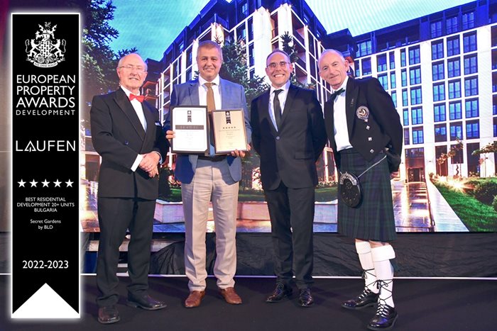 Управителят на BLD Димитър Савов (вторият отляво) получи отличието на European Property Awards 2022-2023 г.