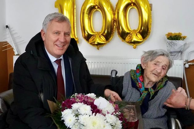 Кметът на Разлог Красимир Герчев поздрави Надежда Георгиева от Дом за стари хора "Свети Димитър", която отпразнува своя 100-годишен юбилей.