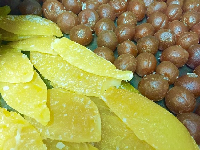 Ле скорцете ди лимоне  е сладкиш, характерен за Амалфи.