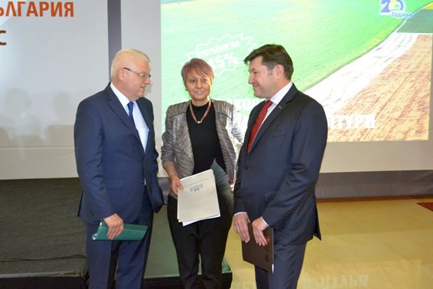 На снимката доц. д-р Светла Янчева с Йежи Плева, генерален директор на ГД „Земеделие и развитие на селските райони“ на Европейската комисия (вляво) и председателя на АЗПБ Венцислав Върбанов