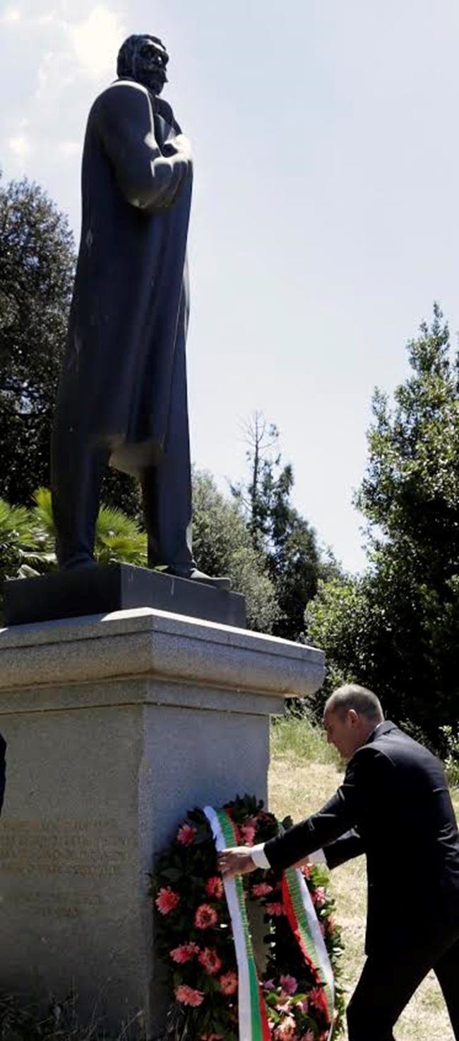 Президентът Румен Радев поднесе цветя пред паметника на Иван Вазов в Рим. Снимки: Валентин Николов