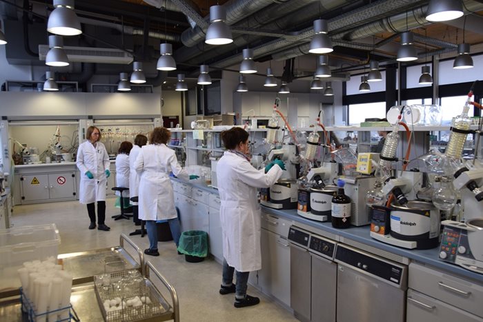 В четирите лаборатории за химически тестове се извличат вещества от платовете, които след това се изследват.