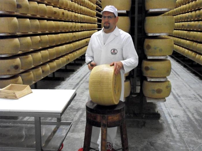 ТРАДИЦИЯ: Италианското сирене пармезан придобива различни марки според броя на отлежалите месеци.