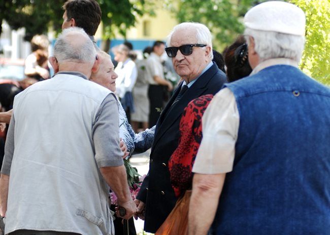 Георги Атанасов (с тъмните очила) по време на опелото на Ирина Червенкова през май 2014 г.