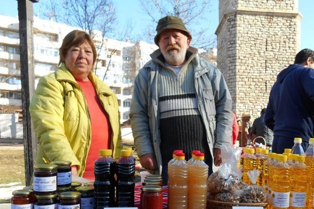 Николай и Надежда Тодорови разчитат на прекия контакт с потребителите на шарлан, за да могат да разкажат за ценните му качества. Снимки: Галя Събева