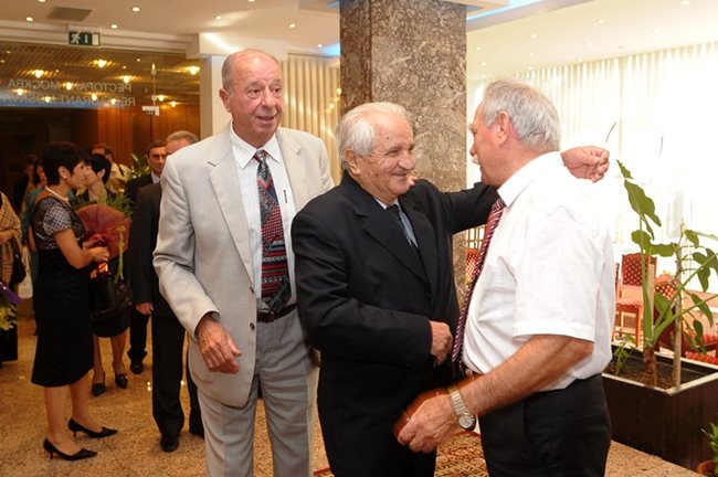 3 юли 2010 г. Атанасов поздравява космонавта Георги Иванов за неговия 70-и рожден ден.
