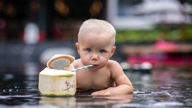 Запознаването на бебето с пиенето от сламка трябва да бъде постепенен процес