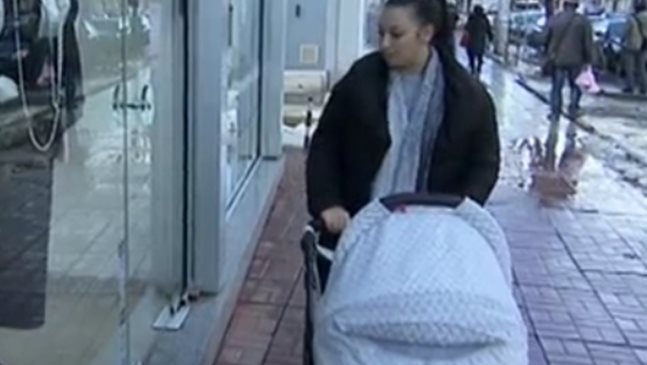 Откраднаха портфейл от чанта в бебешка количка