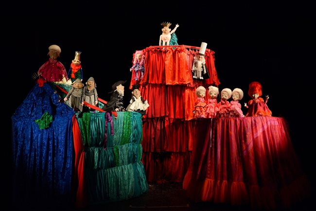 Сцени от постановката "Новите дрехи на краля" на Ямболския куклен театър
