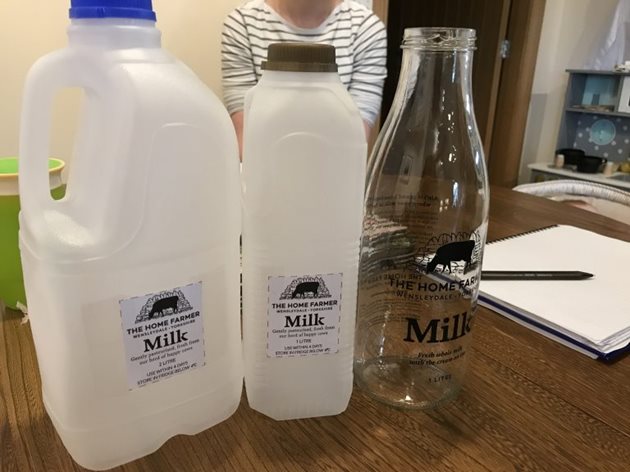 Бутилките за мляко с логото на фермата