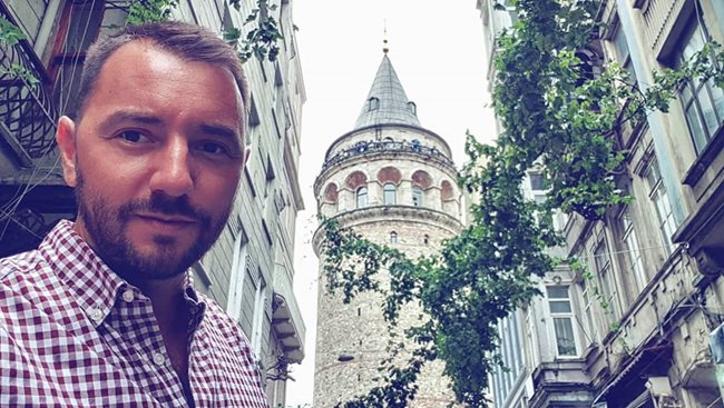 Хекимян пред кулата Галата в Истанбул.  СНИМКИ: ФЕЙСБУК И ИНСТАГРАМ