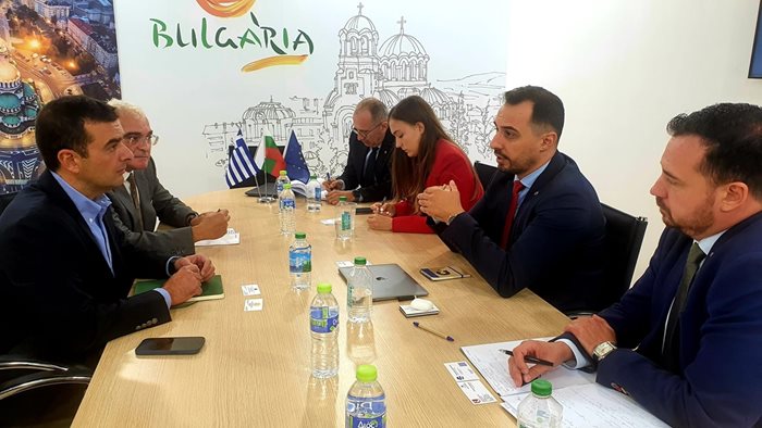 Тема на разговорите на българския министър на икономиката с представителите на гръцките компании бяха и развитието на ВЕИ проекти в близост до индустриалните зони у нас. Снимка министерство на икономиката