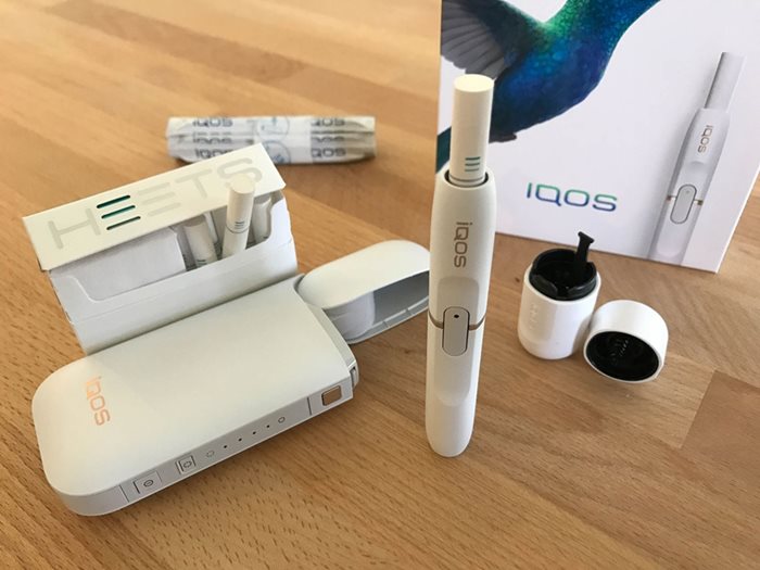 Така изглежда IQOS. Устройството подгрява цигарени стикове, пълни с тютюн, при пушенето на които не се отделят дим, мирис и пепел.