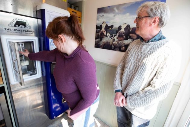 Джесика и Пол Хоуард от Северен Йоркшир си наливат мляко в мобилния магазин