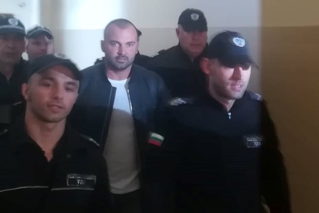 Полицаи водят Димитър Любенов към съдебната зала. Снимки Авторът