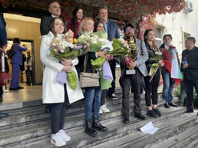 Златните ни момичета по шахмат се прибраха на родна земя Снимка: Едуард Папазян