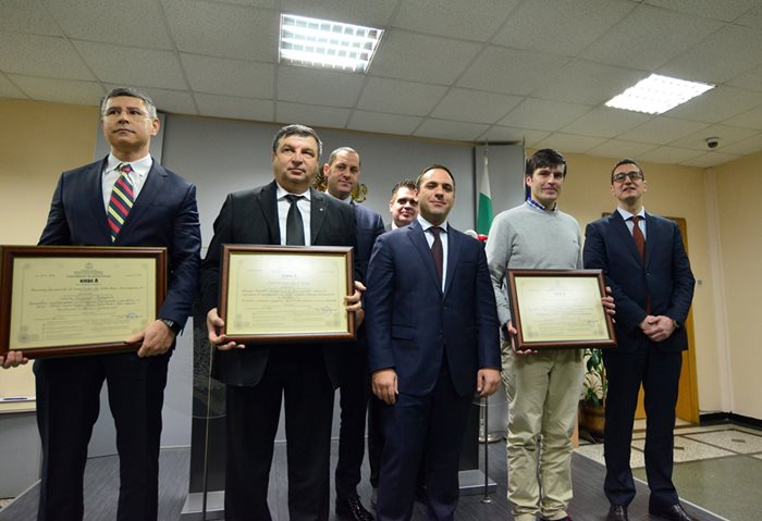 Министър Емил Караниколов и заместниците му Александър Манолев и Лъчезар Борисов с представителите на фирмите, които получиха сертификати.