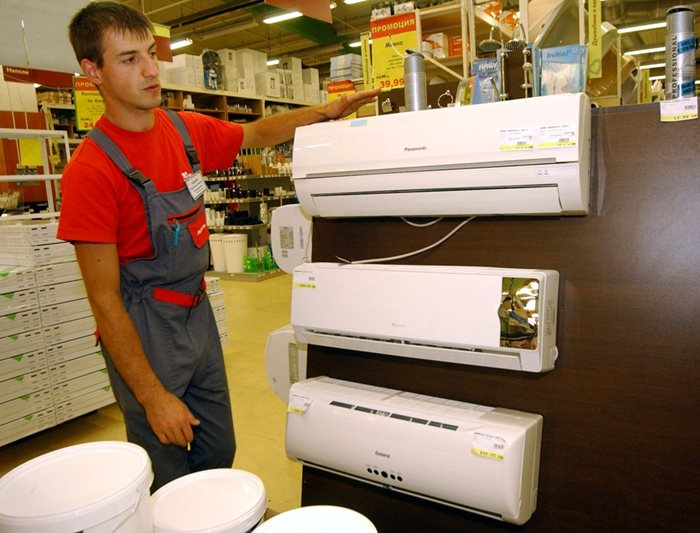 Климатици са изложени в магазин за домашна техника. Те били все по-търсени за отопление, твърдят търговци.