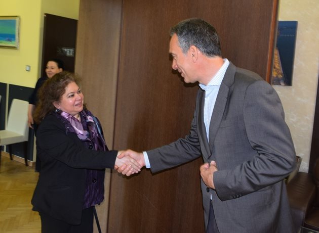 Димитър Николов посреща в кабинета си кубинската посланичка.